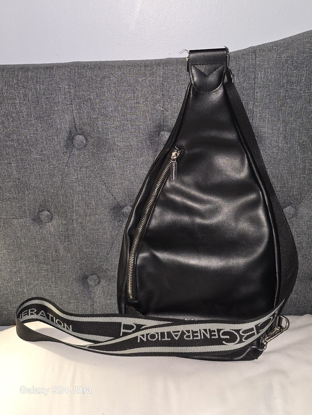 BCBGENERATION * BLACK SLING BAG *  PURSE * ADJUSTABLE STRAP * Mint